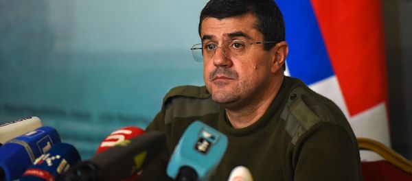 Президент Карабаха Араик Арутюнян во время брифинга в Едином информационном центре (11 октября 2020). Степанакерт Президент Карабаха Араик Арутюнян во время брифинга в Едином информационном центре (11 октября 2020). Степанакерт - Sputnik Армения
