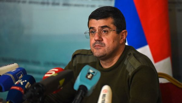 Президент Карабаха Араик Арутюнян во время брифинга в Едином информационном центре (11 октября 2020). Степанакерт - Sputnik Армения