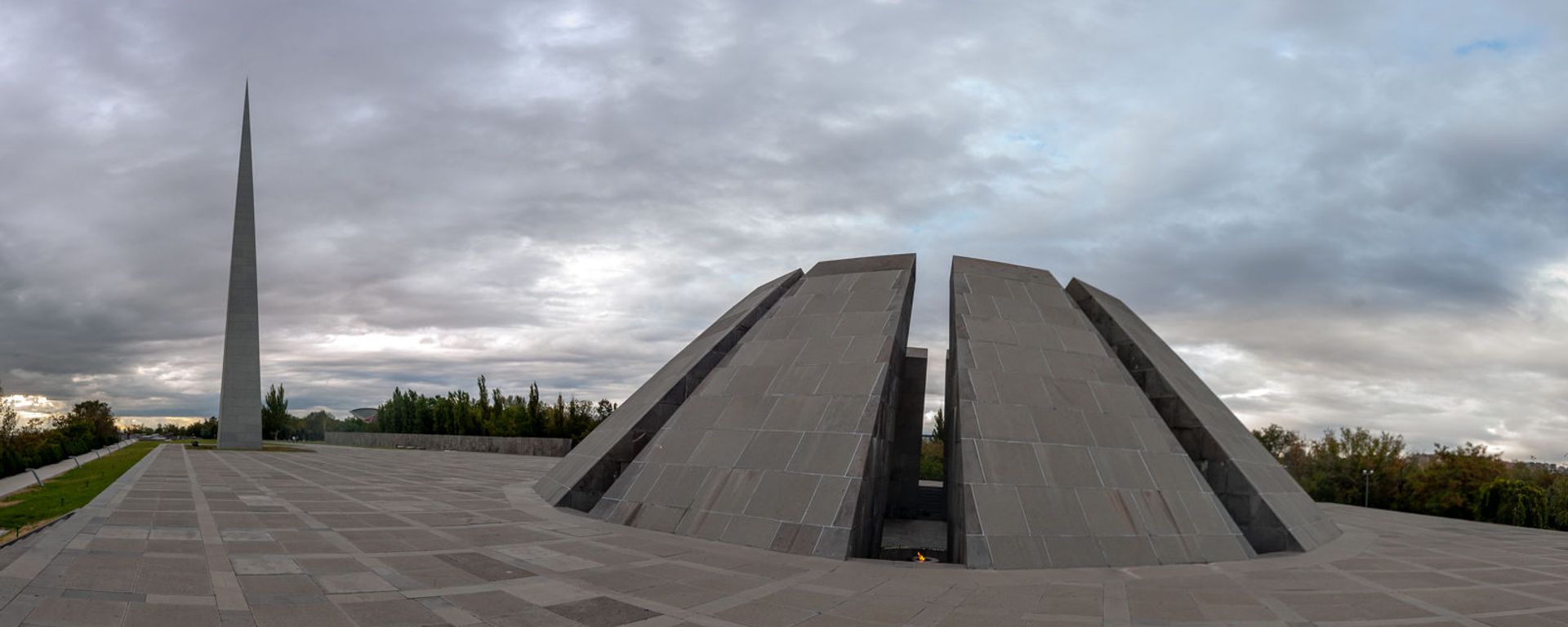 Мемориальный комплекс Цицернакаберд, посвящённый жертвам Геноцида армян (06 октября 2020). Еревaн - Sputnik Արմենիա, 1920, 31.03.2021
