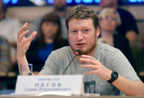 Спецкор телеканала Life News Семен Пегов на пресс-конференции, приуроченной к годовщине со дня смерти журналиста и фотокорреспондента МИА Россия сегодня Андрея Стенина (6 августа 2015). Москвa - Sputnik Армения