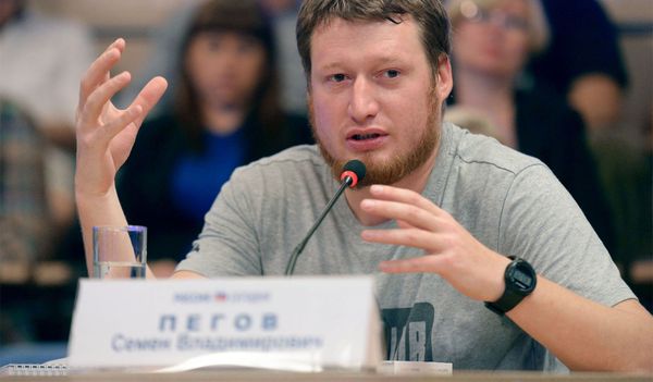 Спецкор телеканала Life News Семен Пегов на пресс-конференции, приуроченной к годовщине со дня смерти журналиста и фотокорреспондента МИА Россия сегодня Андрея Стенина (6 августа 2015). Москвa - Sputnik Армения