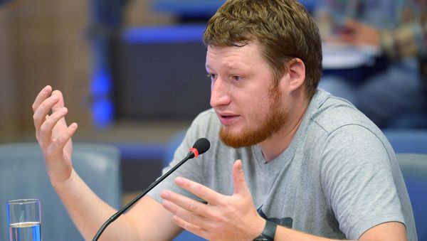 Спецкор телеканала Life News Семен Пегов на пресс-конференции, приуроченной к годовщине со дня смерти журналиста и фотокорреспондента МИА Россия сегодня Андрея Стенина (6 августа 2015). Москвa - Sputnik Армения
