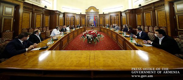 Премьер-министр Никол Пашинян встретился с представителями внепарламентских сил страны (12 октября 2020). Еревaн Премьер-министр Никол Пашинян встретился с представителями внепарламентских сил страны (12 октября 2020). Еревaн - Sputnik Արմենիա