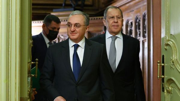 Главы МИД России и Армении Сергей Лавров и Зограб Мнацаканян перед началом совместной пресс-конференции по итогам встречи (12 октября 2020). Москвa - Sputnik Армения