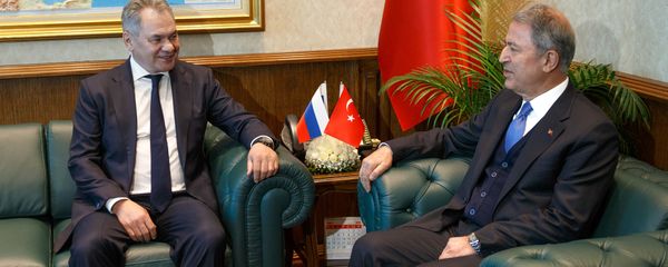 Встреча министров обороны России и Турции Сергея Шойгу и Хулуси Акар (11 февраля 2019). Анкарa - Sputnik Армения