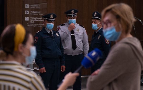 Французские врачи-волонтеры, прибывшие в Армению для помощи пострадавшим в Карабахе, в аэропорту Звартноц (12 октября 2020). Еревaн - Sputnik Армения