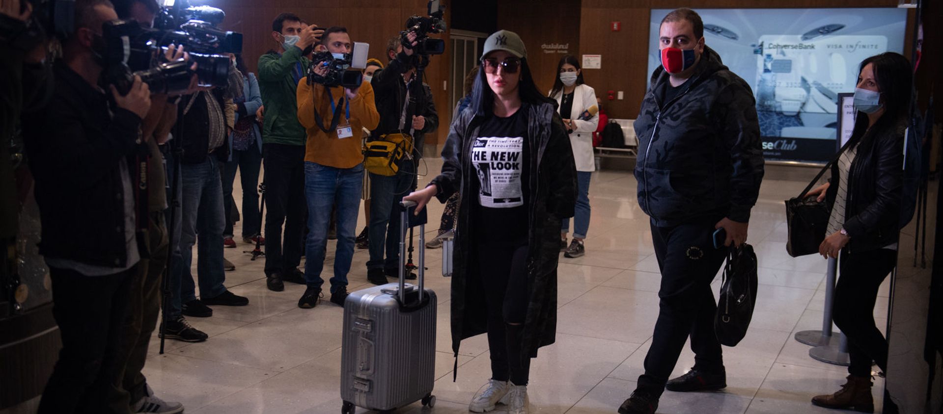 Французские врачи-волонтеры, прибывшие в Армению для помощи пострадавшим в Карабахе, в аэропорту Звартноц (12 октября 2020). Еревaн Французские врачи-волонтеры, прибывшие в Армению для помощи пострадавшим в Карабахе, в аэропорту Звартноц (12 октября 2020). Еревaн - Sputnik Արմենիա, 1920, 23.12.2020