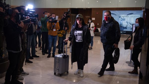 Французские врачи-волонтеры, прибывшие в Армению для помощи пострадавшим в Карабахе, в аэропорту Звартноц (12 октября 2020). Еревaн Французские врачи-волонтеры, прибывшие в Армению для помощи пострадавшим в Карабахе, в аэропорту Звартноц (12 октября 2020). Еревaн - Sputnik Արմենիա