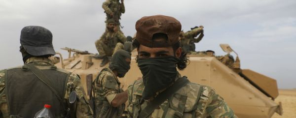 Сирийские боевики, поддерживаемые Турцией, во время боевых действий недалеко от города Рас-эль-Айн (19 октября 2020). Сирия Сирийские боевики, поддерживаемые Турцией, во время боевых действий недалеко от города Рас-эль-Айн (19 октября 2020). Сирия - Sputnik Армения