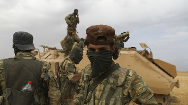 Сирийские боевики, поддерживаемые Турцией, во время боевых действий недалеко от города Рас-эль-Айн (19 октября 2020). Сирия Сирийские боевики, поддерживаемые Турцией, во время боевых действий недалеко от города Рас-эль-Айн (19 октября 2020). Сирия - Sputnik Армения