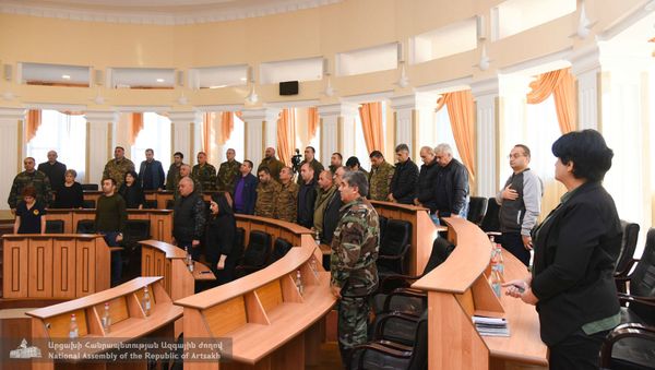 Парламент НКР единогласно принял закон «О внесении изменений в Закон об обороне» (13 октября 2020). Степанакерт - Sputnik Армения