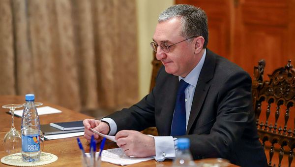 Министр иностранных дел Армении Зограб Мнацаканян на встрече с сопредседателями Минской группы ОБСЕ и личным представителем действующего председателя ОБСЕ (13 октября 2020). Москва - Sputnik Армения