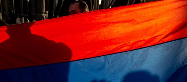 Национальный флаг Армении в руках участника акции в поддержку признания независимости Карабаха (13 октября 2020). Еревaн Национальный флаг Армении в руках участника акции в поддержку признания независимости Карабаха (13 октября 2020). Еревaн - Sputnik Արմենիա