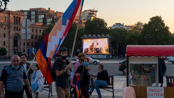 Участники акции в поддержку признания независимости Карабаха на площади Республики (13 октября 2020). Еревaн - Sputnik Արմենիա