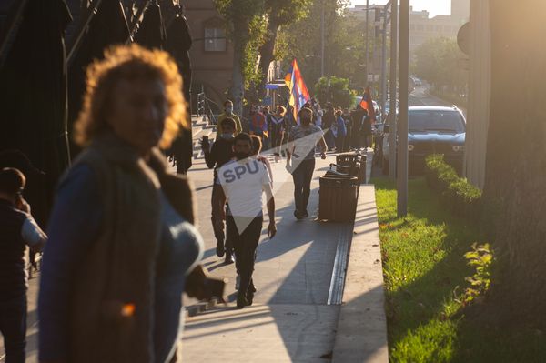 Участники акции в поддержку признания независимости Карабаха направляются к зданию ООН в Армении (13 октября 2020). Еревaн - Sputnik Армения