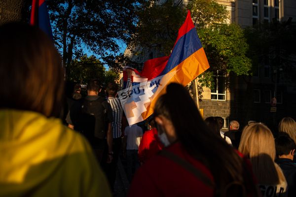 Участники акции в поддержку признания независимости Карабаха направляются к зданию ООН в Армении (13 октября 2020). Еревaн - Sputnik Армения