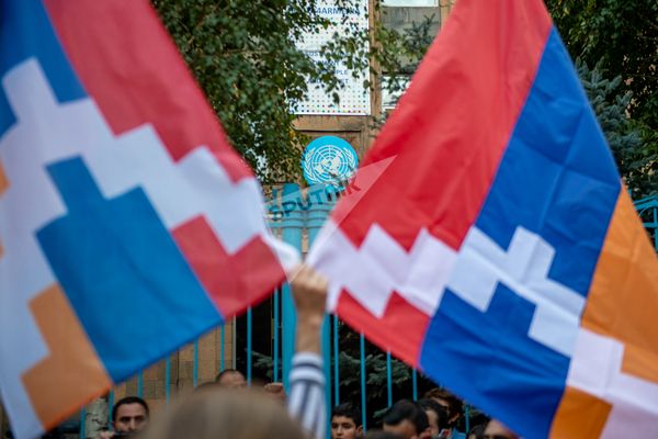Флаги Карабаха перед зданием ООН в Армении у руках участников акции в поддержку признания независимости Карабаха (13 октября 2020). Еревaн - Sputnik Армения