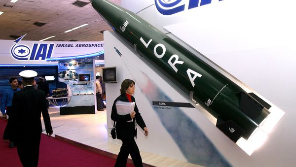 Женщина проходит мимо модели израильской дальнобойной артиллерийской ракеты Lora на стенде обороны Израиля на международной оборонной выставке DefExpo-2008 (16 февраля 2008). Нью-Дели - Sputnik Армения