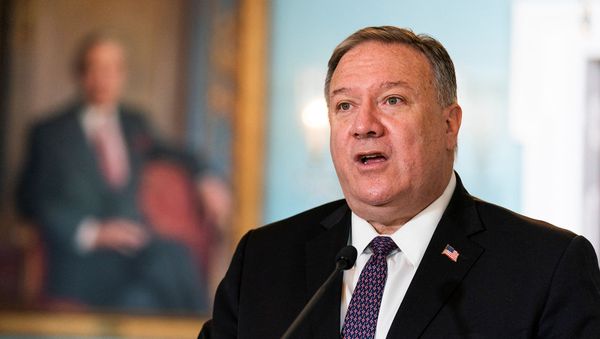 Госсекретарь США Майк Помпео выступает во время своей встречи с министром иностранных дел Саудовской Аравии принцем Фейсалом бен Фарханом Аль Саудом (14 октября 2020). Вашингтон - Sputnik Армения