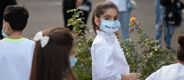 Безмолвная акция протеста против молчания международного сообщества перед зданием посольства России (15 октября 2020). Еревaн - Sputnik Արմենիա