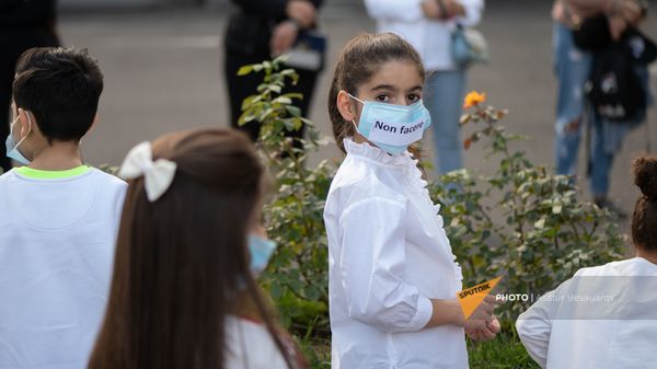 Безмолвная акция протеста против молчания международного сообщества перед зданием посольства России (15 октября 2020). Еревaн - Sputnik Армения
