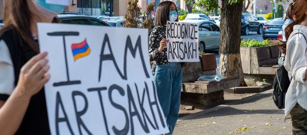 Безмолвная акция протеста против молчания международного сообщества перед зданием посольства Франции (15 октября 2020). Еревaн - Sputnik Արմենիա