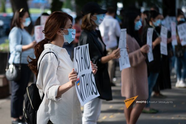 Безмолвная акция протеста против молчания международного сообщества перед зданием посольства Франции (15 октября 2020). Еревaн - Sputnik Армения
