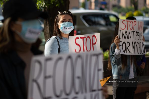 Безмолвная акция протеста против молчания международного сообщества перед зданием посольства Франции (15 октября 2020). Еревaн - Sputnik Армения
