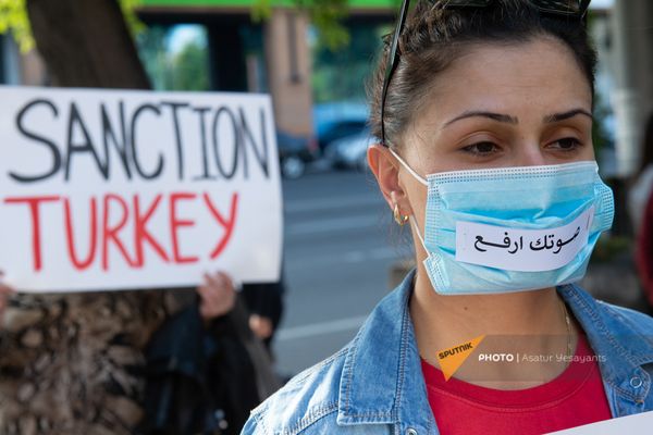 Безмолвная акция протеста против молчания международного сообщества перед зданием посольства Франции (15 октября 2020). Еревaн - Sputnik Армения