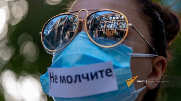 Безмолвная акция протеста против молчания международного сообщества перед зданием посольства Франции (15 октября 2020). Еревaн - Sputnik Армения