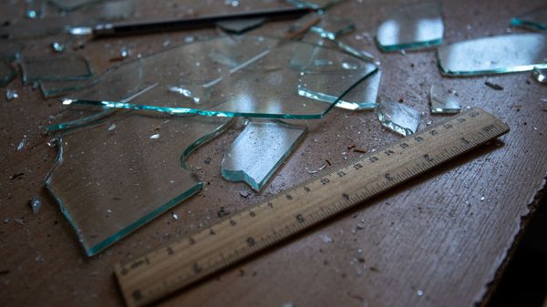 Попавшая под обстрел средняя школа No2 в Мартуни, Карабах - Sputnik Армения