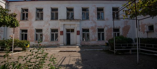 Попавшая под обстрел средняя школа No2 в Мартуни, Карабах - Sputnik Армения