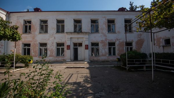 Попавшая под обстрел средняя школа No2 в Мартуни, Карабах Попавшая под обстрел средняя школа No2 в Мартуни, Карабах - Sputnik Армения
