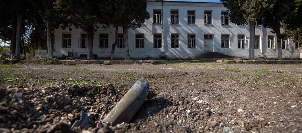 Осколки снарядов неподалеку от средней школы No2 в Мартуни, Карабах Осколки снарядов неподалеку от средней школы No2 в Мартуни, Карабах - Sputnik Армения