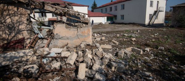 Сторожевая будка детского сада в Мартуни, Карабах, попавшего под обстрел Сторожевая будка детского сада в Мартуни, Карабах, попавшего под обстрел - Sputnik Армения