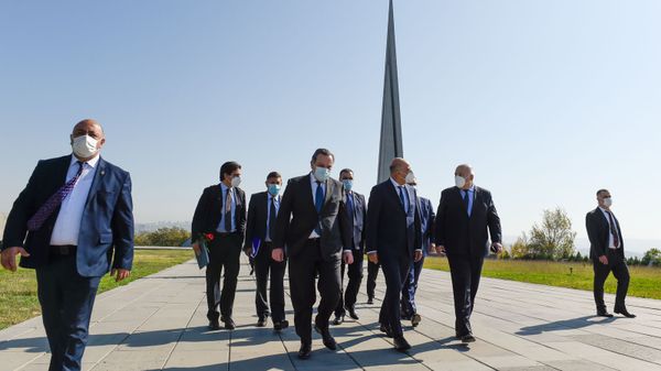 Министр иностранных дел Греции Никос Дендиас в мемориальном комплексе Цицернакаберд (16 октября 2020). Еревaн - Sputnik Армения