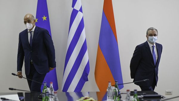 Министры иностранных дел Армении и Греции Зограб Мнацаканян (справа) и Никос Дендиас (16 октября 2020). Еревaн - Sputnik Армения