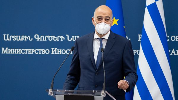 Пресс-конференция министров иностранных дел Армении и Греции Зограба Мнацаканяна (справа) и Никоса Дендиаса (16 октября 2020) (16 октября 2020). Еревaн - Sputnik Армения