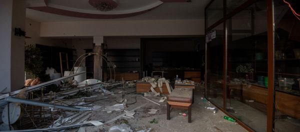 Пострадавший от обстрелов ВС Азербайджана магазин для новобрачных в Степанакерте, Карабах - Sputnik Արմենիա