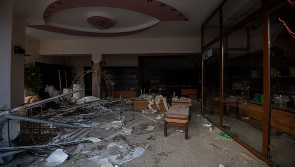 Пострадавший от обстрелов ВС Азербайджана магазин для новобрачных в Степанакерте, Карабах - Sputnik Արմենիա
