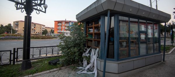 Пострадавший от обстрелов ВС Азербайджана ларек в Степанакерте, Карабах - Sputnik Արմենիա