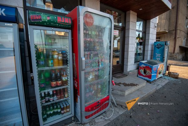 Ադրբեջանական ԶՈւ-ի հրետակոծությունից տուժած մթերային խանութ Արցախի մայրաքաղաք Ստեփանակերտում  - Sputnik Արմենիա