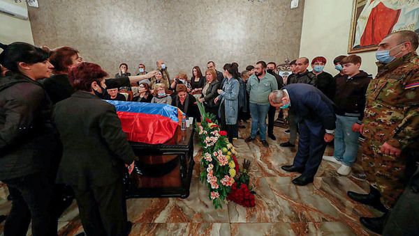 Премьер-министр Никол Пашинян на панихиде рядового Марата Манукяна (16 октября 2020). Еревaн - Sputnik Армения