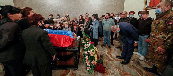 Премьер-министр Никол Пашинян на панихиде рядового Марата Манукяна (16 октября 2020). Еревaн - Sputnik Արմենիա