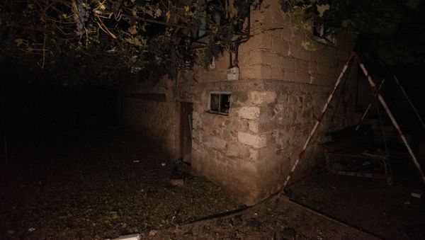 Попавший под обстрел дом в селе Шош (16 октября 2020). Карабах - Sputnik Армения
