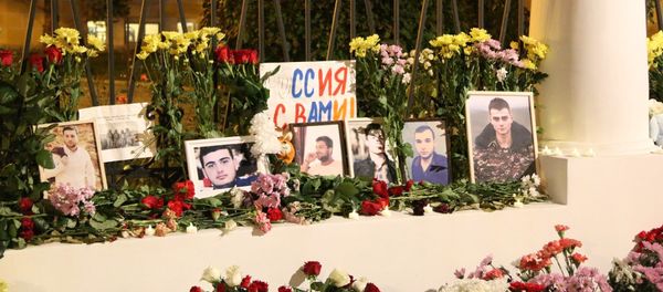 Цветы в память о погибших армянах в карабахской войне у посольства Армении в России (16 октября 2020). Москва - Sputnik Արմենիա