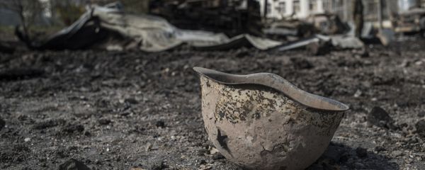 Пробитая каска на территории у госпиталя в Мартакерте, разрушенного в результате обстрела. Пробитая каска на территории у госпиталя в Мартакерте, разрушенного в результате обстрела. - Sputnik Армения