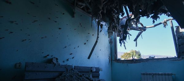 Последствия ночного ракетного обстрела Степанакерта (17 октября 2020). Карабах Последствия ночного ракетного обстрела Степанакерта (17 октября 2020). Карабах - Sputnik Армения