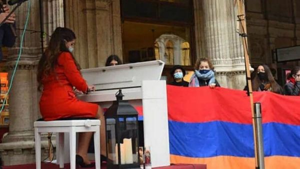 Музыкальная акция протеста армян диаспоры против военной агрессии Азербайджана и Турции у оперного театра Вены (18 октября 2020). Австрия - Sputnik Արմենիա