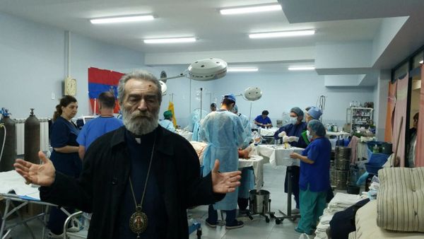 Настоятель Арцахской епархии архиепископ Паргев Мартиросян вновь посетил военный госпиталь и встретился с ранеными солдатами (18 октября 2020). Степанакерт - Sputnik Армения